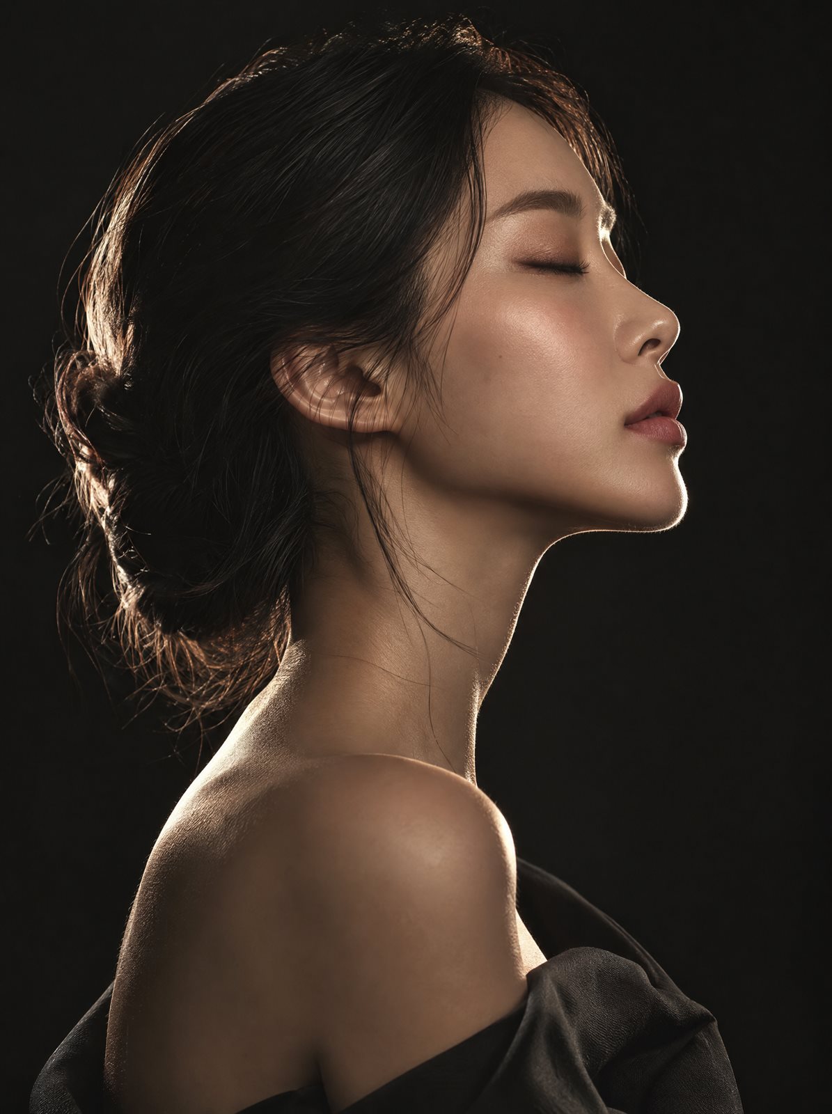 눈을 감은 여성의 옆얼굴. 이마·코·턱의 비율을 보여주는 사진
