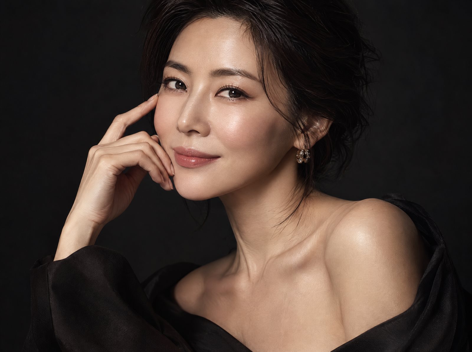 광대에 손끝을 댄 40대 여성 사진