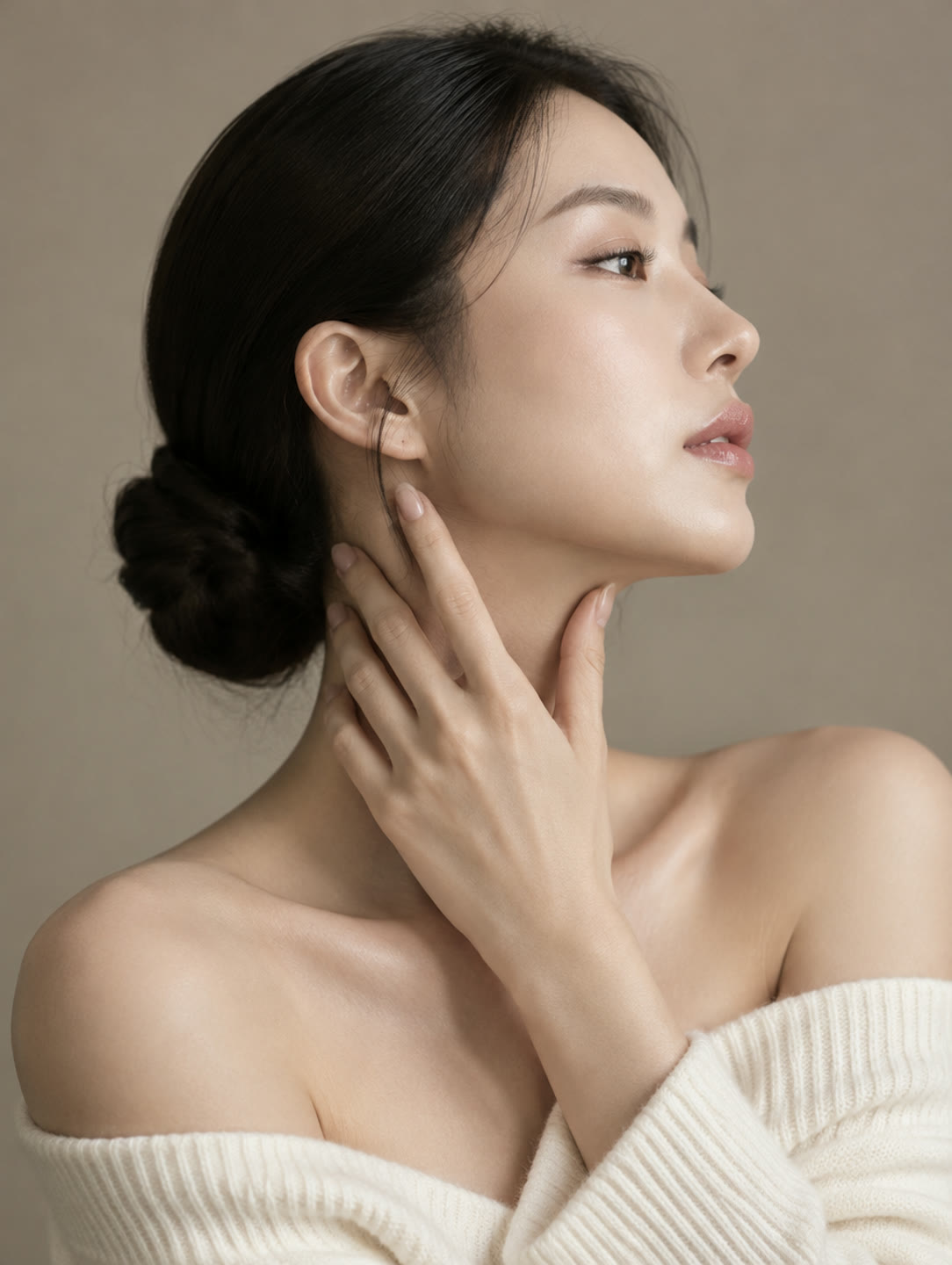 목선을 따라 손을 올린 옆모습